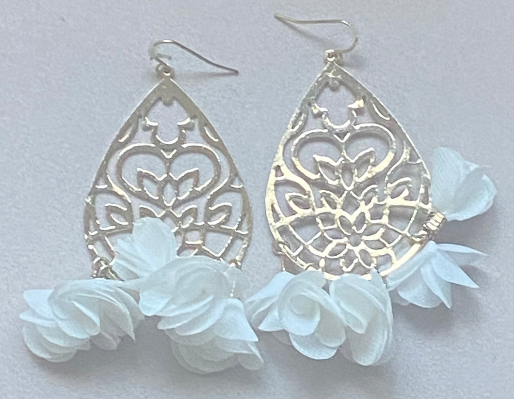 Gold earring with white flowers